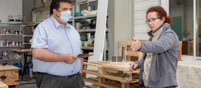 Travailler le bois tel est le projet de l'artisane Corinne Gérard