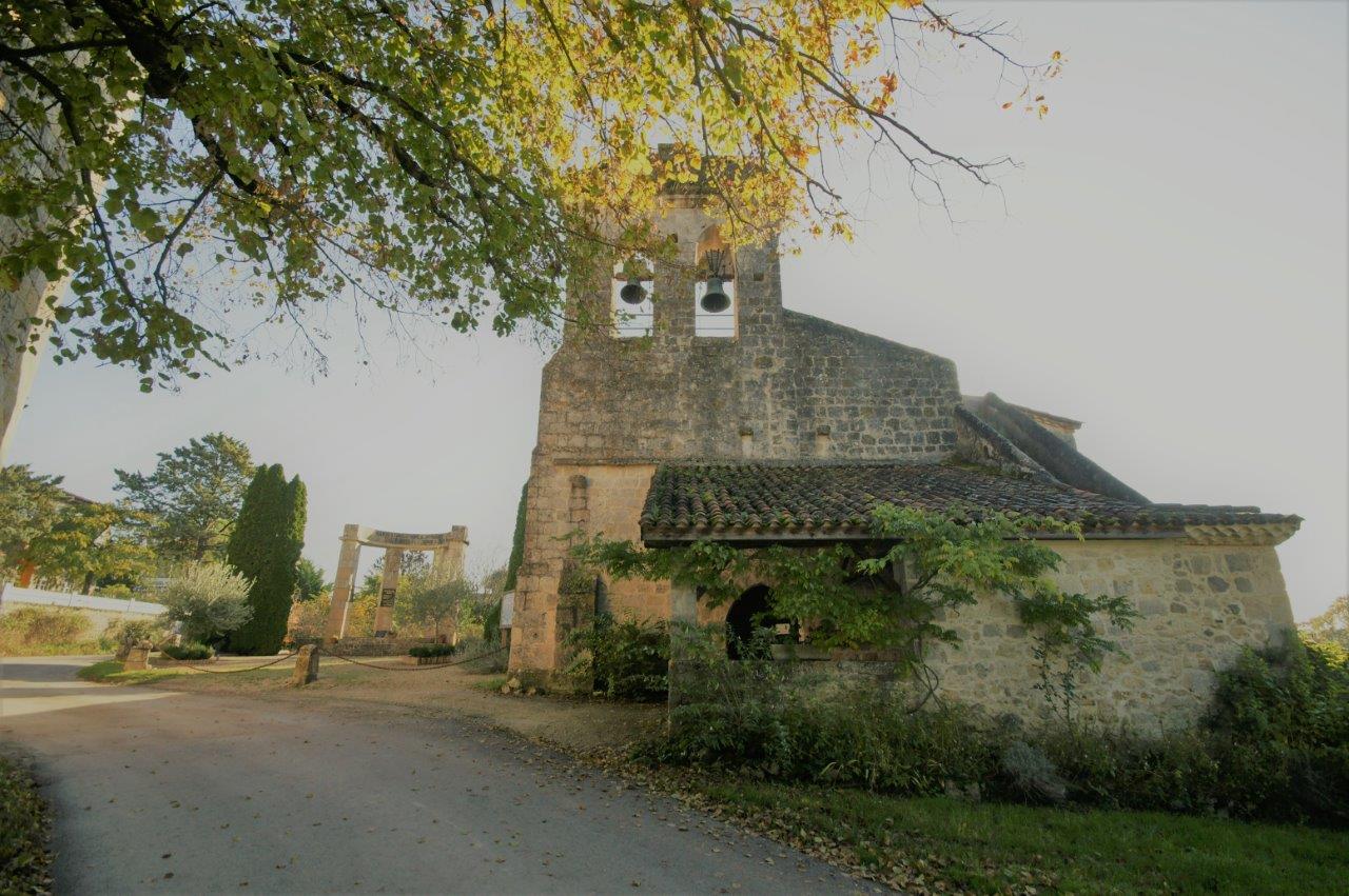 L'église et le monument aux morts en arrière-plan - Photo Marc Le Saux