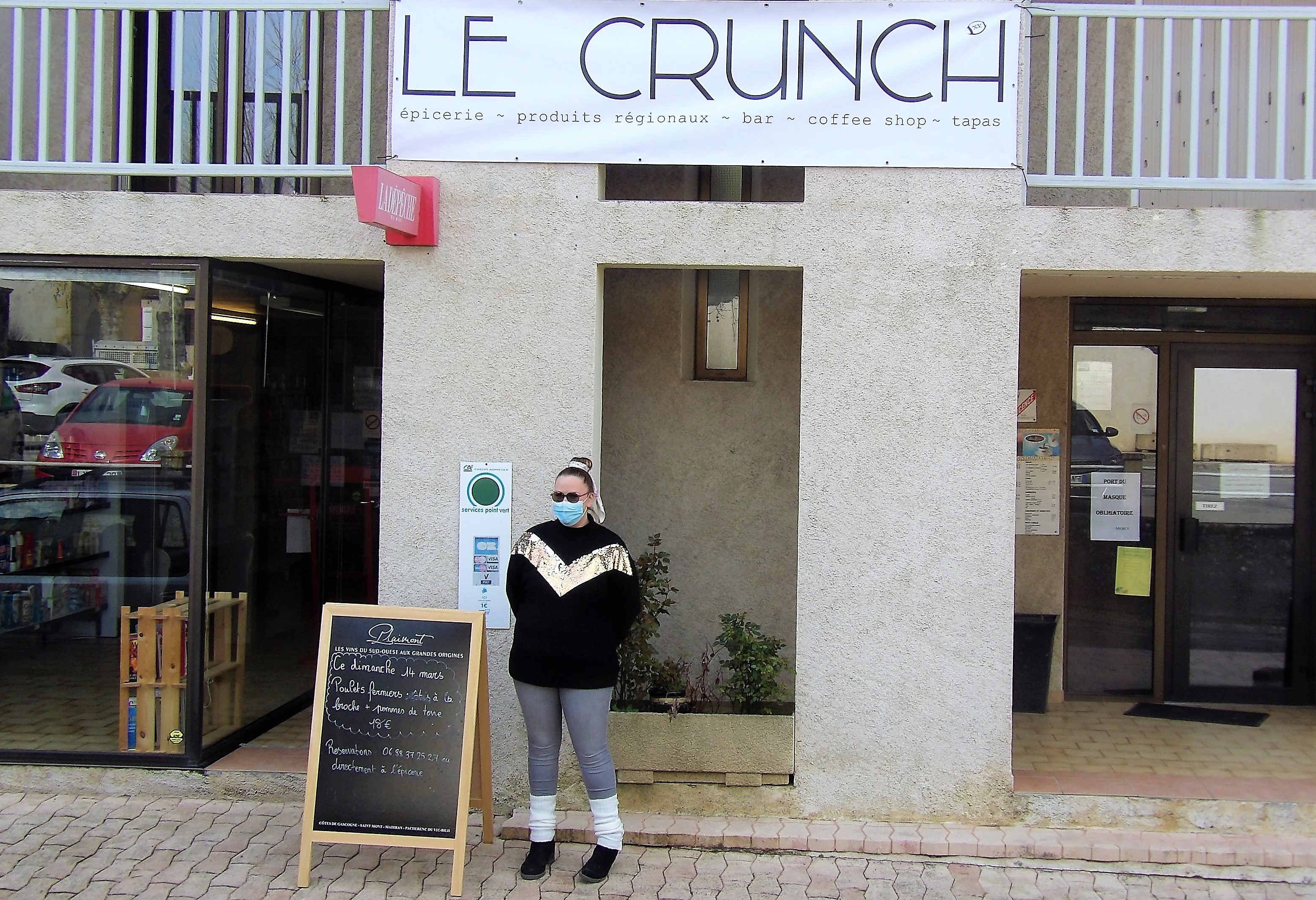 Anna vous attend devant son magasin