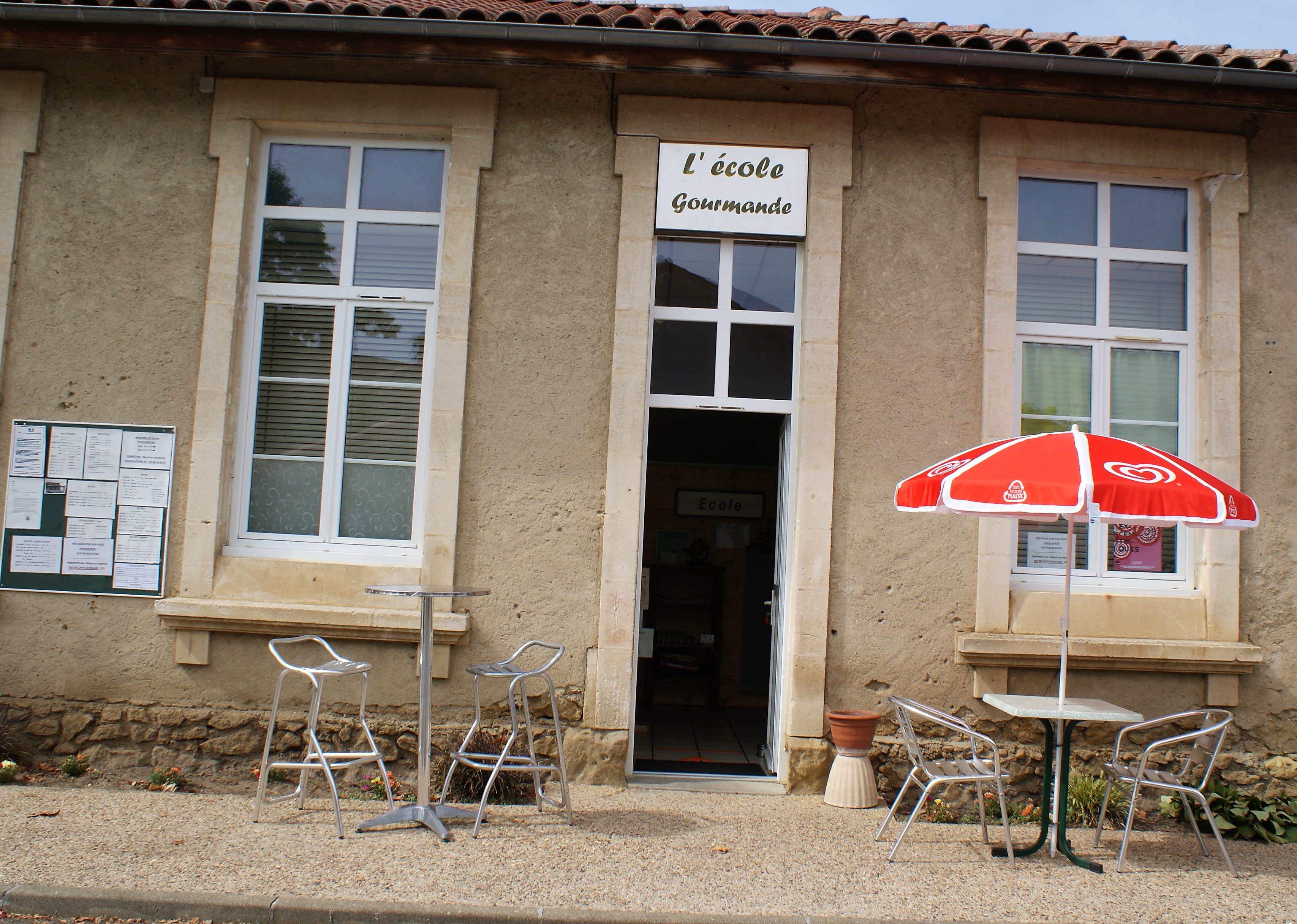 L'ancienne entrée de l'école est restée identique mais pas le programme..