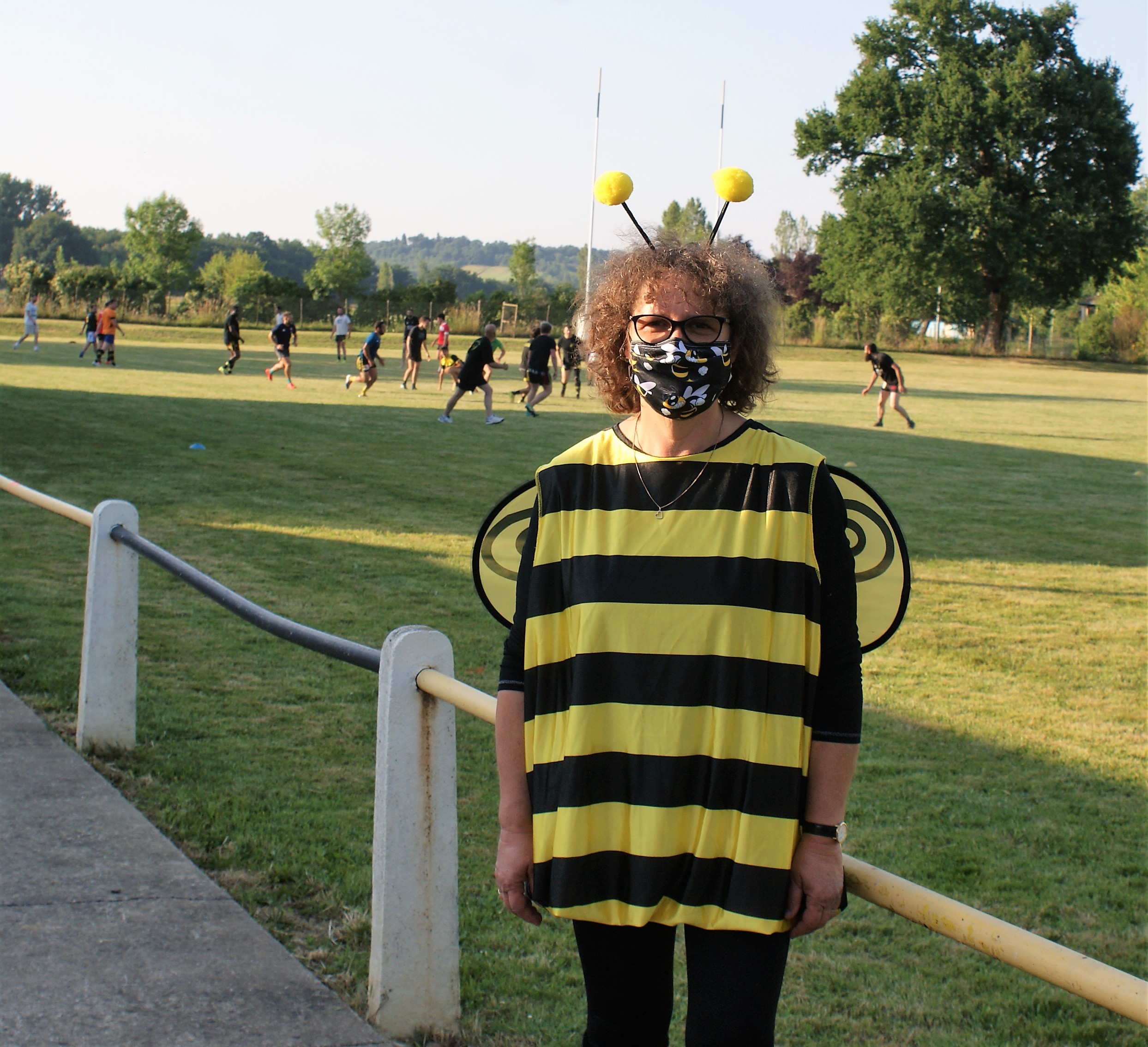 Evelyne la Trésorière est déjà en tenue d'abeille pour surveiller les frelons
