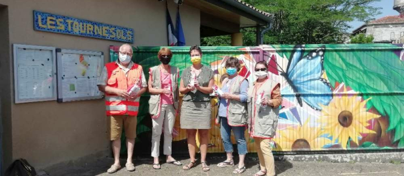 La Croix-Rouge  distribue des kits dentaires