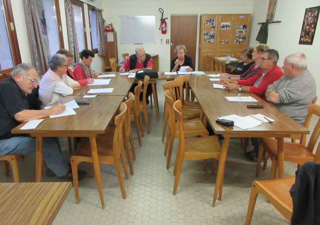 Alain,en bout de table, à droite, bras croisés, avec un siège vide, celui de Claude Laffargue, auteur de la photo, lors d'un conseil d'administration du Club Amitiés & Loisirs.