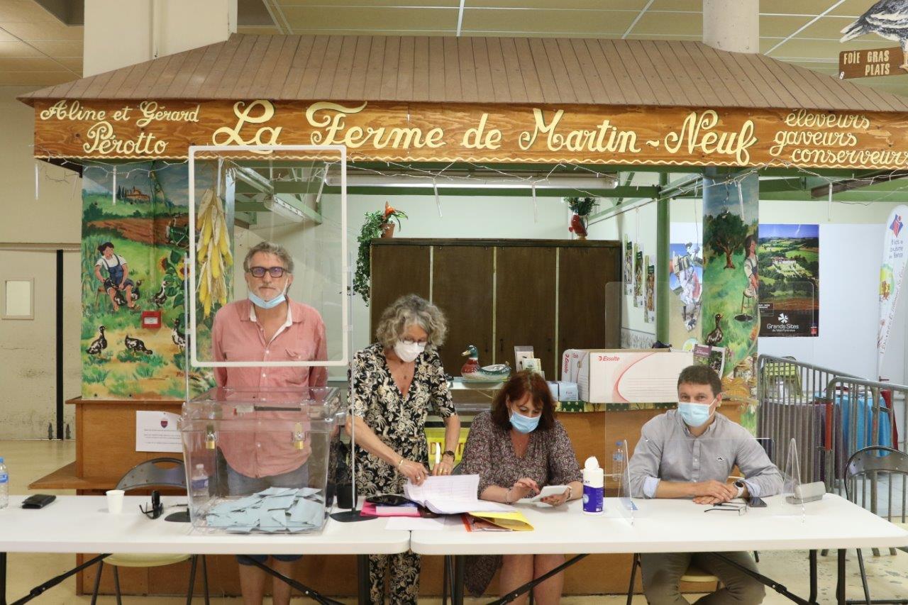 Un bureau de vote à la halle du marché, devant un des stands permanents du mercredi - Photo Marc Le Saux