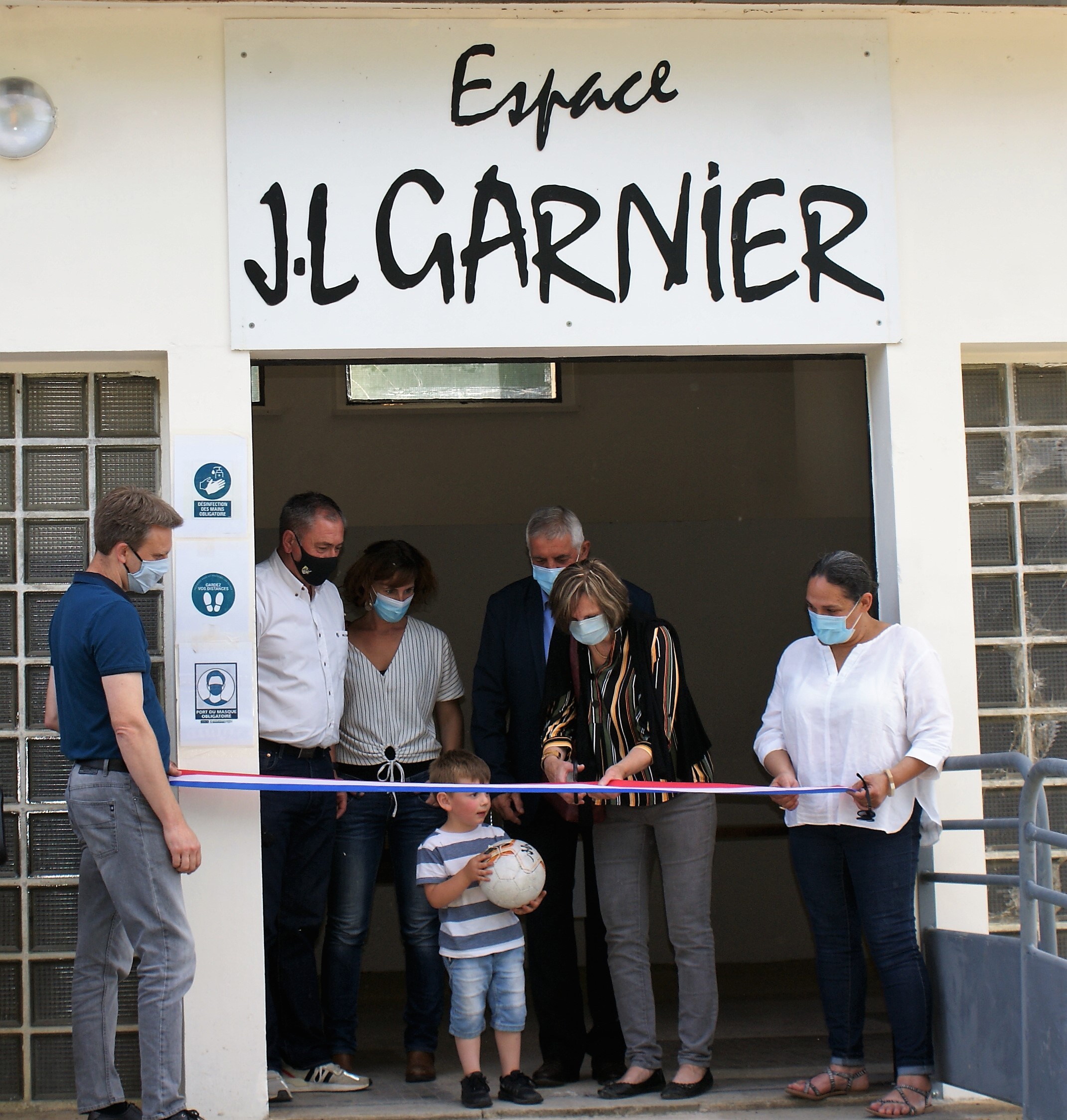 Danièle Garnier coupe le ruban devant sa famille et les élus