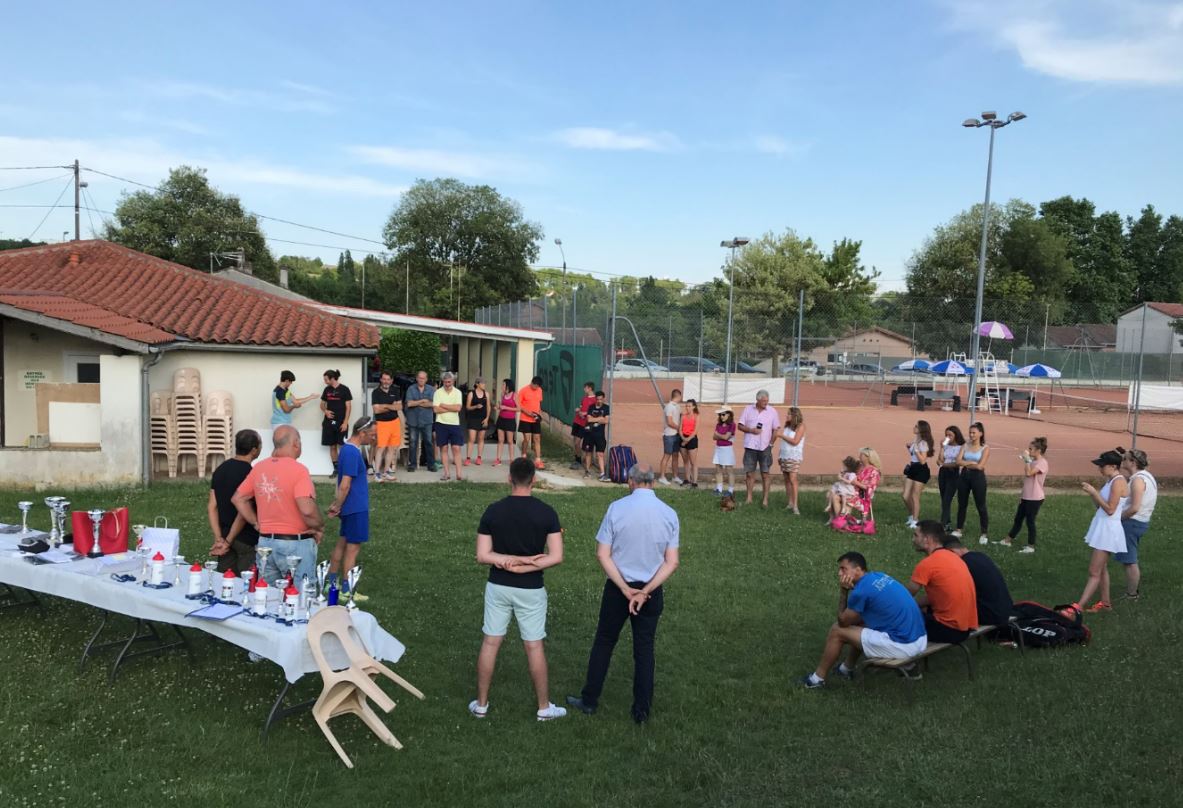 La remise des prix en présence du maire de Condom et de son adjoint aux sports - Photo DR