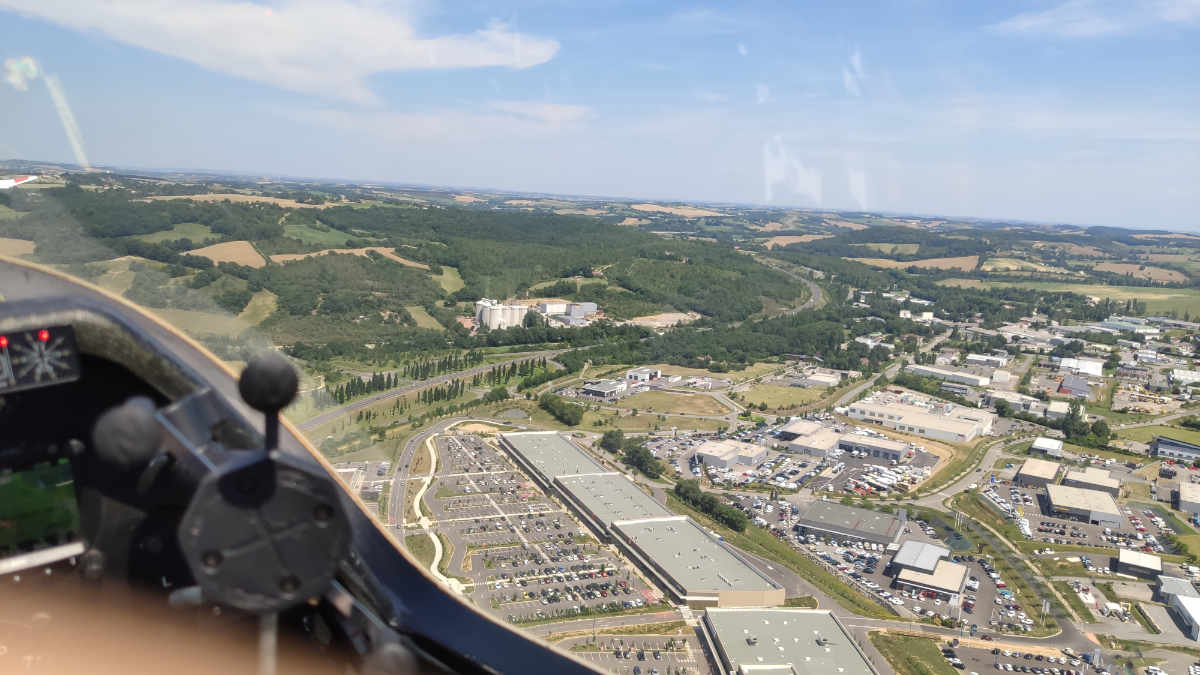 Le reconnaissez-vous ? Au premier plan, le nouveau Parc commercial du Grand Chêne, un samedi après-midi