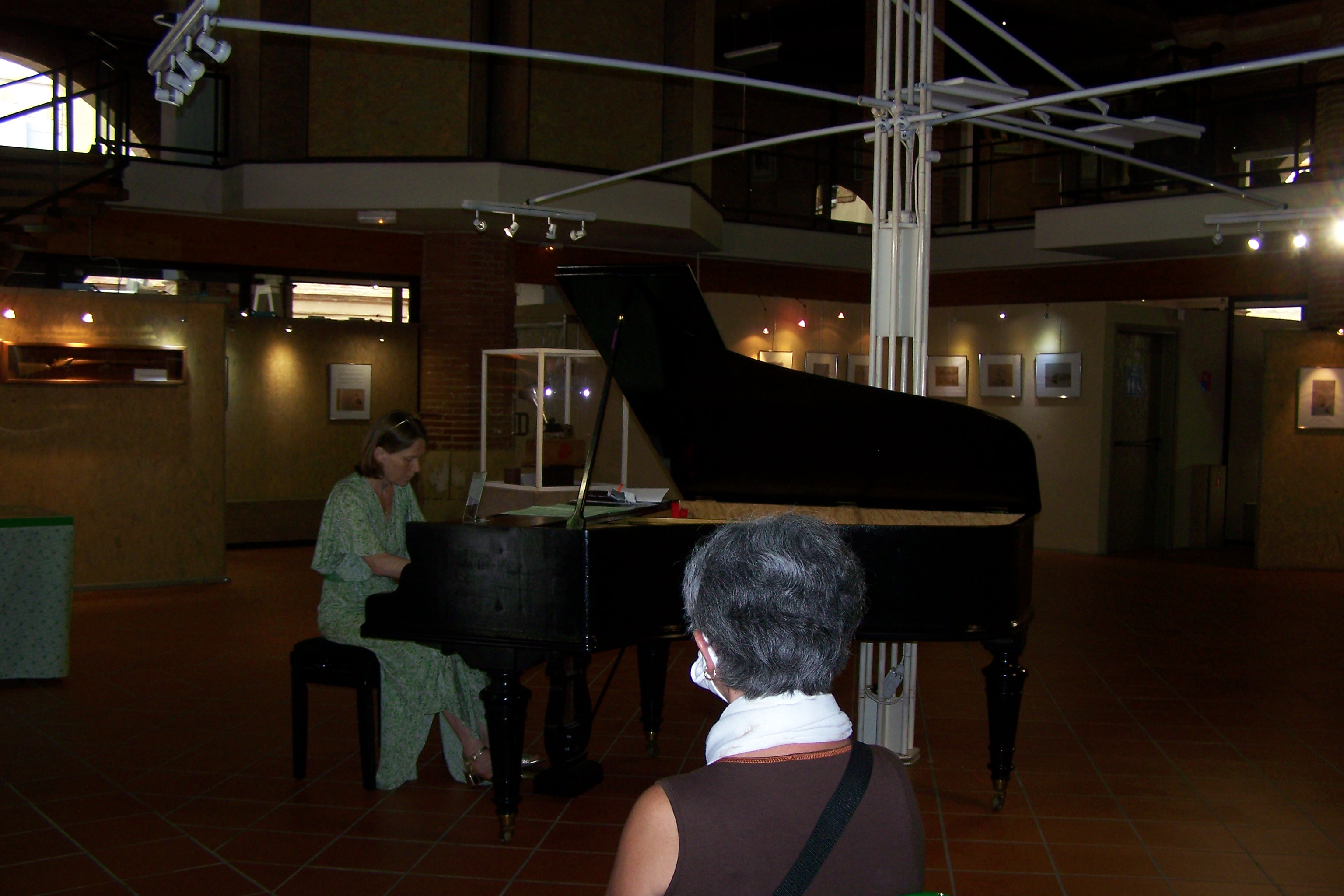 Lise Lienhard  joue sur le piano de Claude Augé