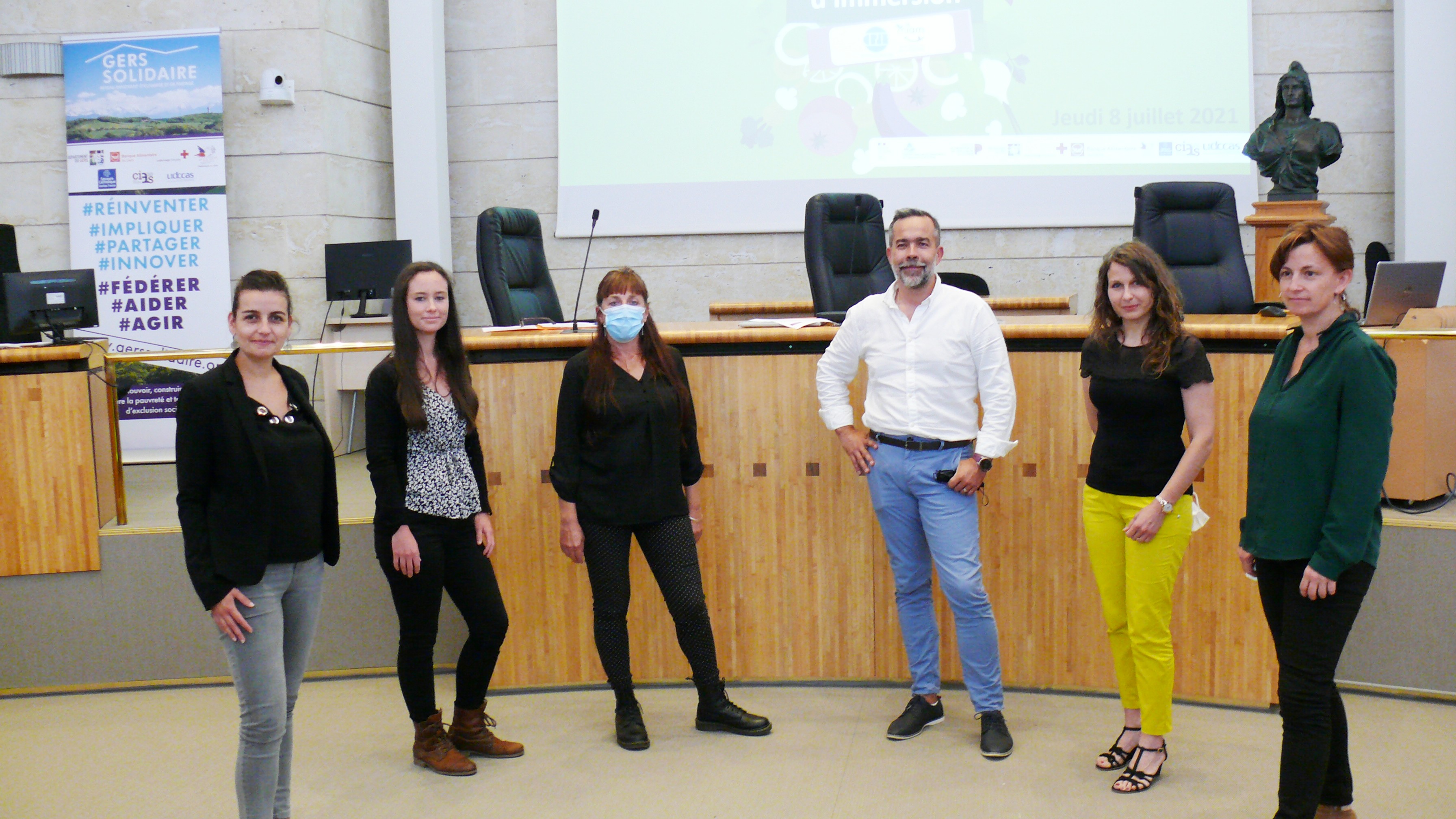 René Ortéga entouré des divers intervenants Sandrine Gascon, Claire Aubin, Elodie Carré, Géraldine Bousses et Céline Biron.