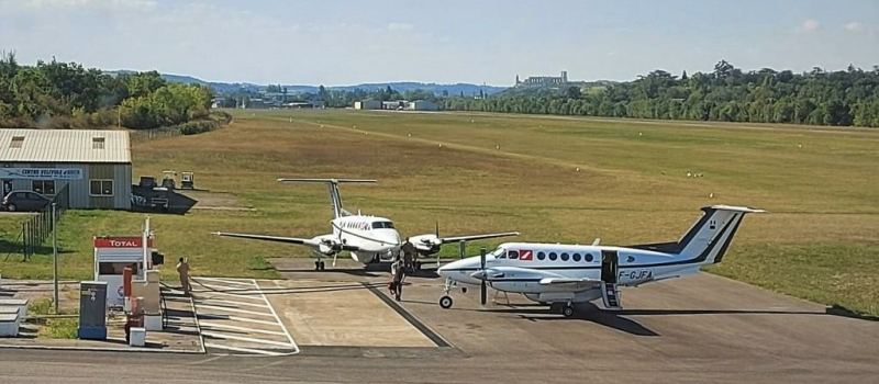 Les avions du Tour de France et une voiture de course sur le tarmac de l’aéroport