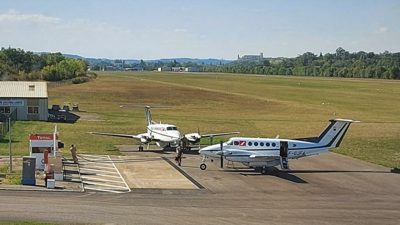 Les avions du Tour de France et une voiture de course sur le tarmac de l’aéroport