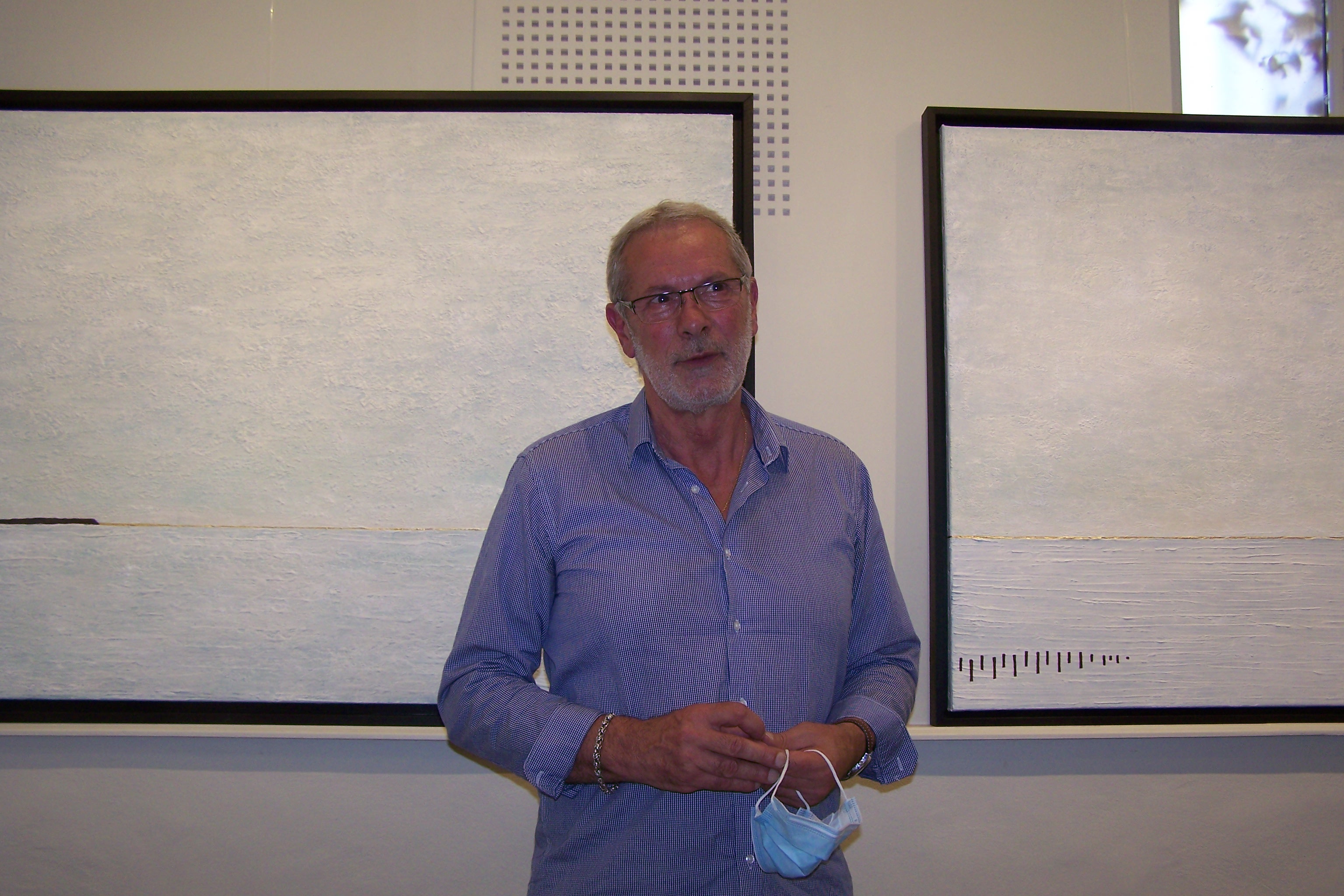 L'artiste devant ses oeuvres