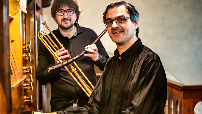 Des voix, au pied de la cathédrale, racontent le concert auquel elles ont assisté