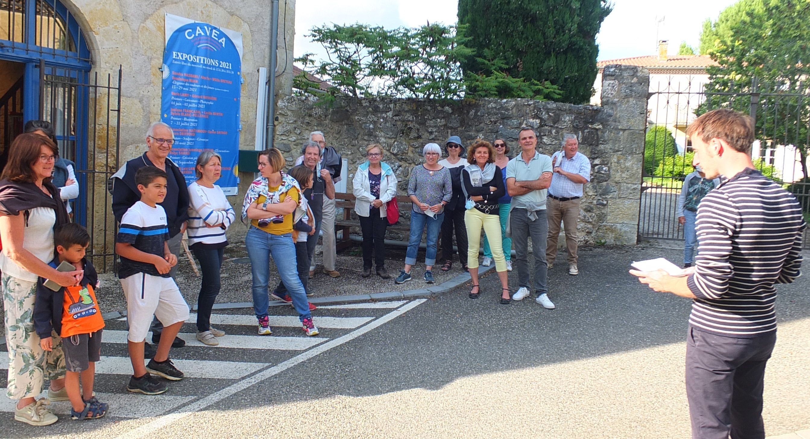 Le public, à l'écoute du slameur, est visiblement enchanté
