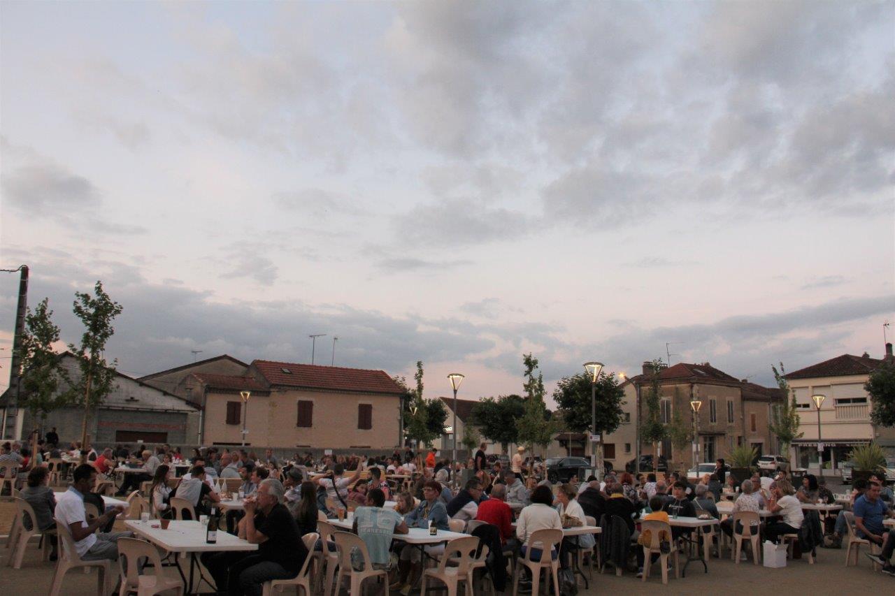 Déjà tous attablés pour entamer une soirée agréable entre amis - Photo Marc Le Saux