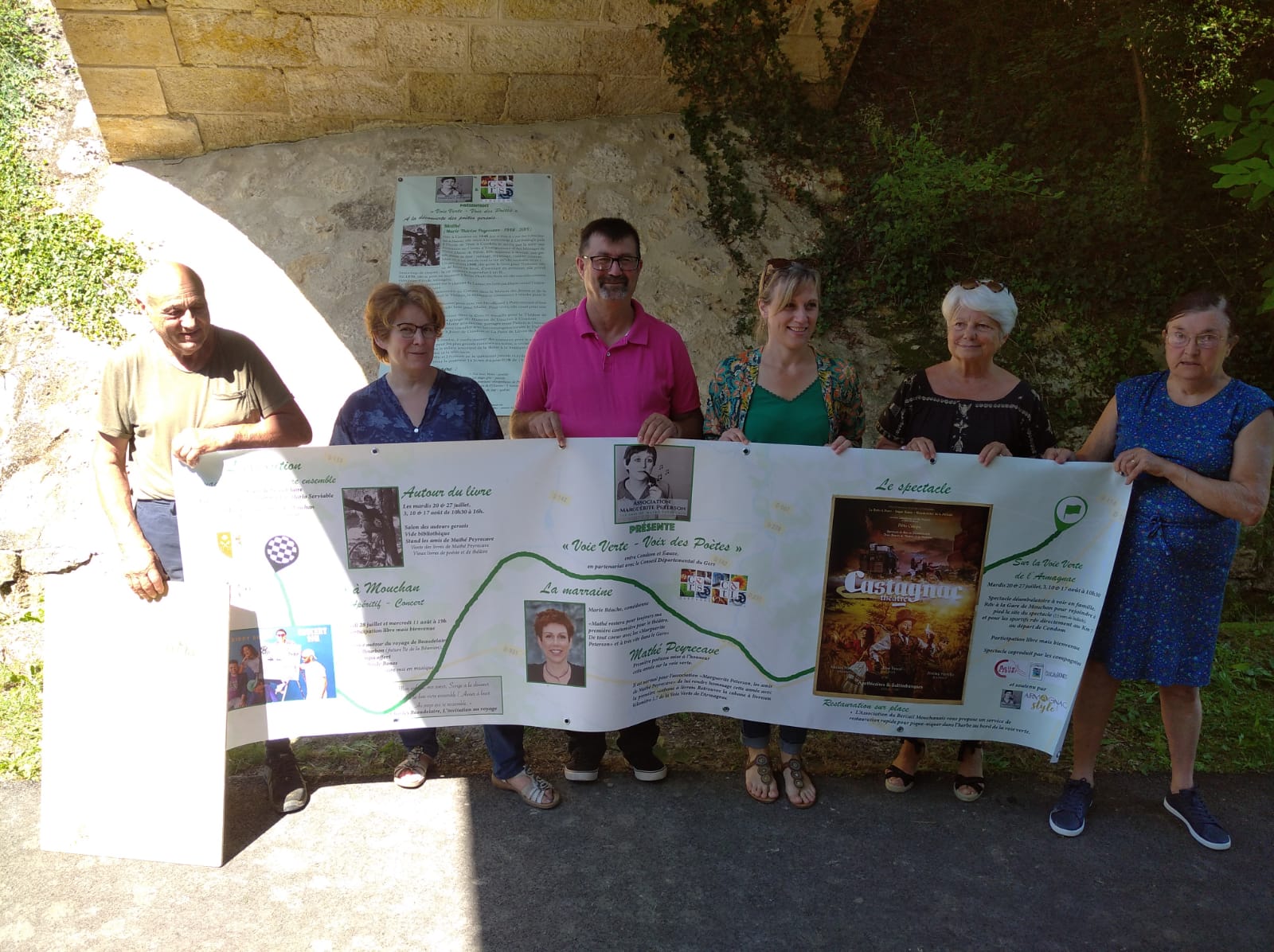 Francis Peyrecave,frère de Mathé,  Sophie Munoz, présidente de l'association, Christian Touhé-Rumeau, maire de Mouchan, Élodie Lanave, conseillère départementale, Gisèle Biémouret, députée du Gers,  et Janine Peyrecave, belle-soeur de Mathé. - Photo DR
