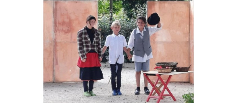 Les jeunes des Tréteaux vicois jouent au Château Fleuri