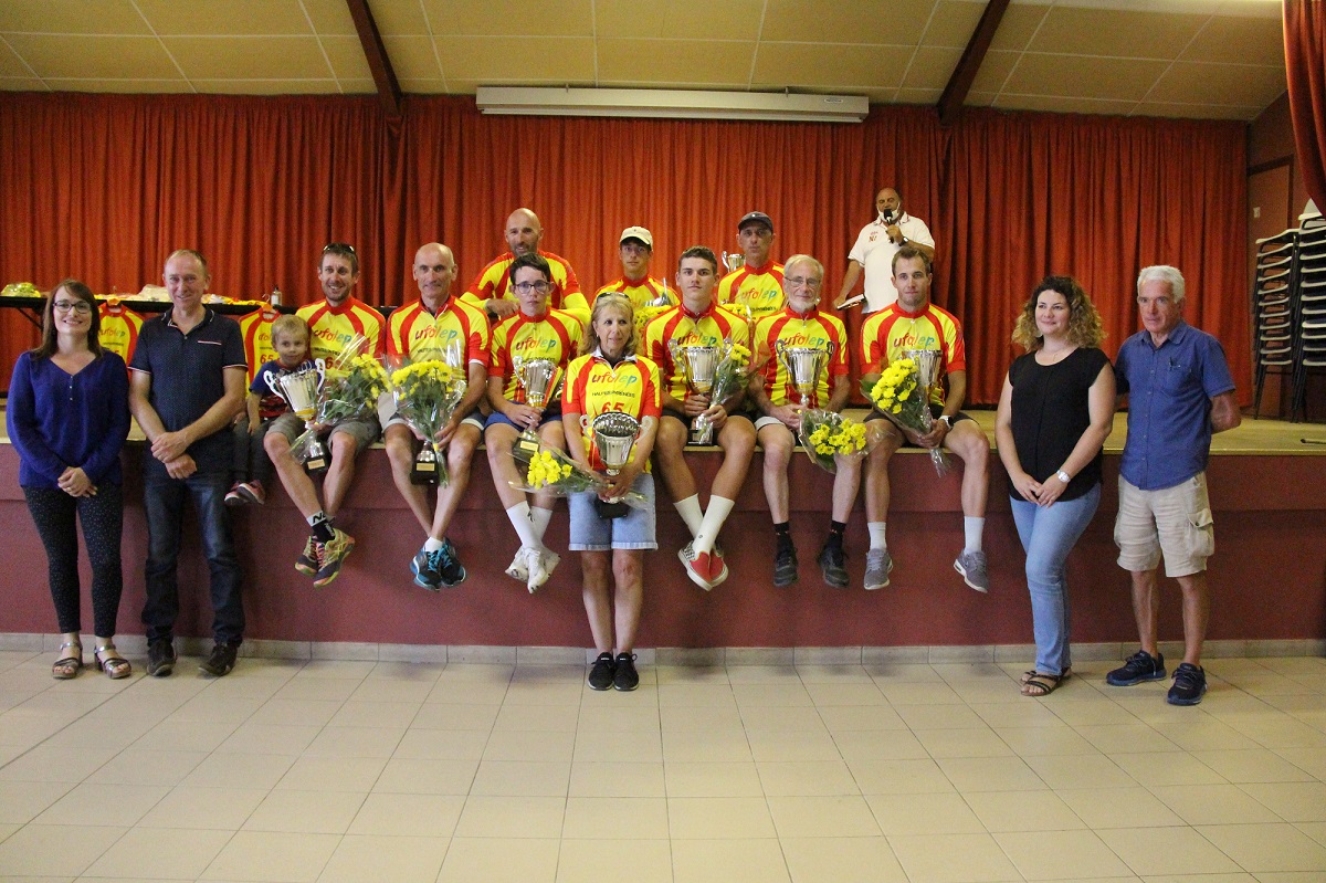 Les champions départementaux de cyclo sport ont reçu coupes et bouquets. © Ph//LIONEL LEMAIRE