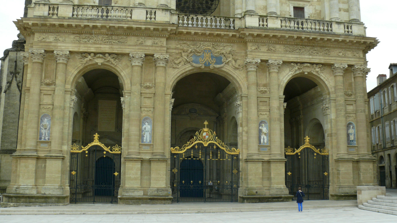 De nouvelles statues sur la façade de la cathédrale