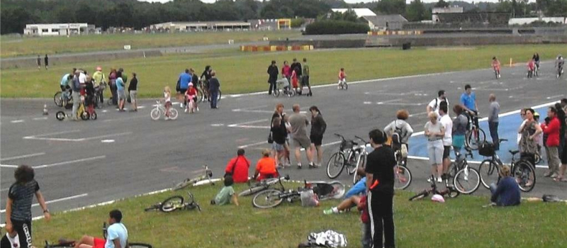 En trottinette, patinette, poussette ou vélo la piste des bolides vous est réservée