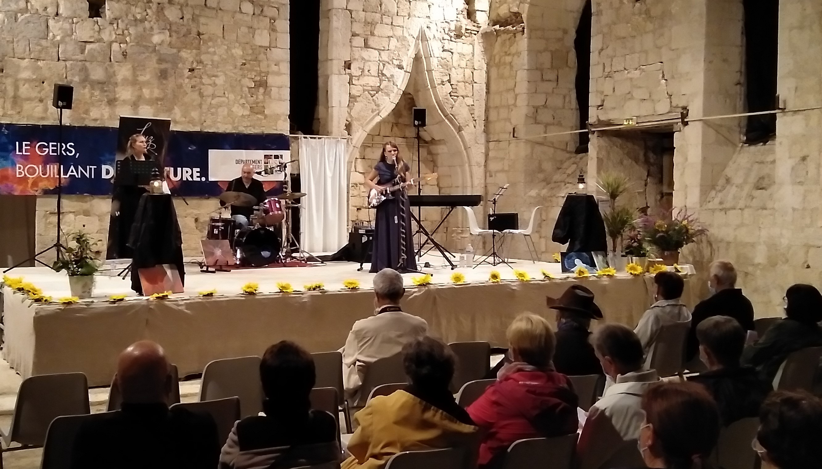 LYZZ, jouant dans le décor plein de charme de la vieille église !