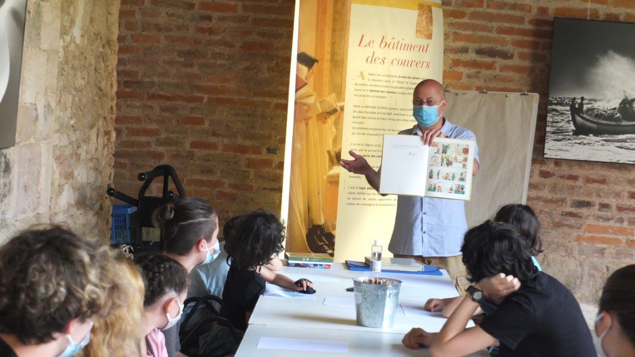 Serge Ernst écouté attentivement par les jeunes participants - Photo DR