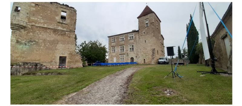 Soirée cinéma plein air dans la cour du château de Bazian réussie malgré le temps !