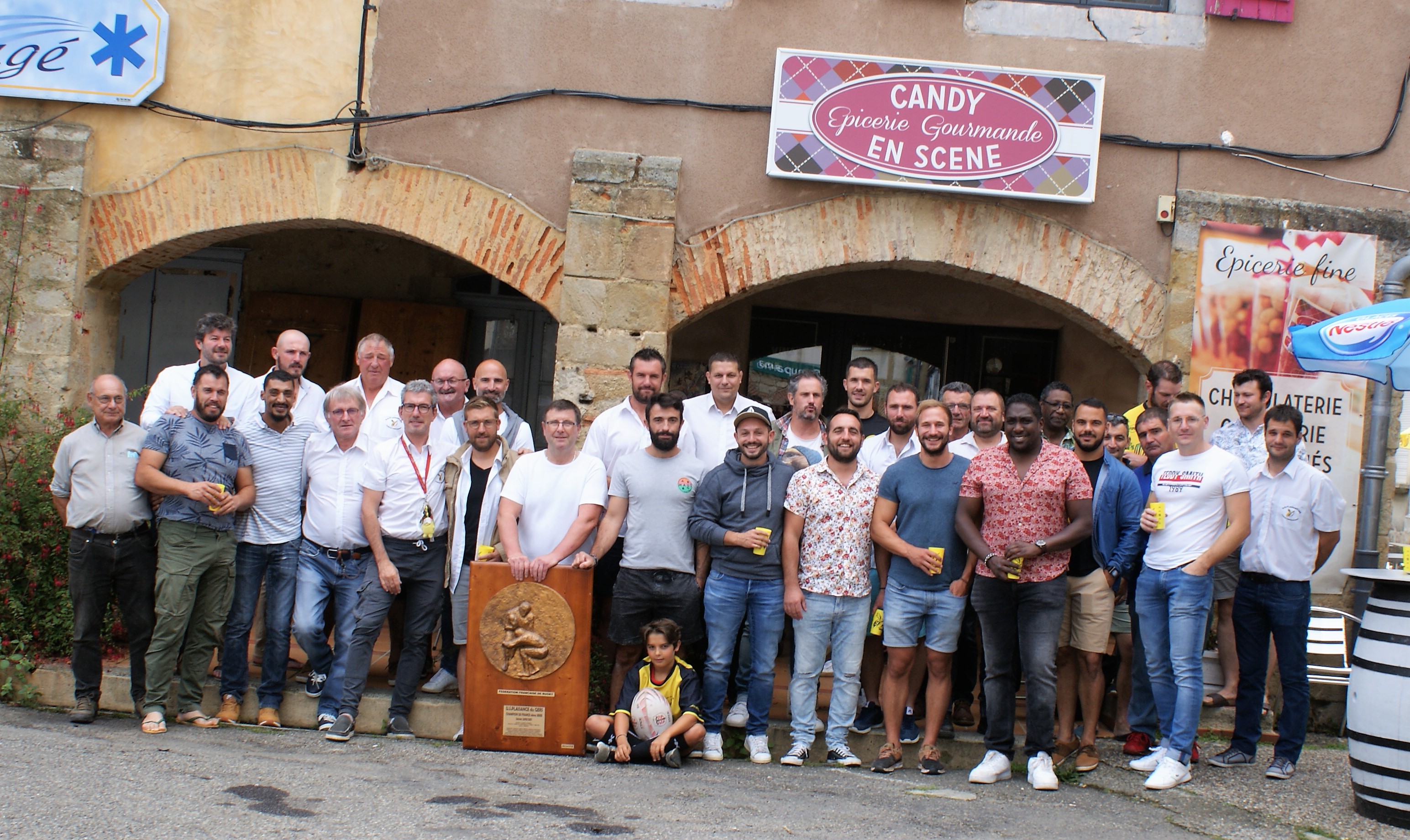 la photo de groupe devant les arcades