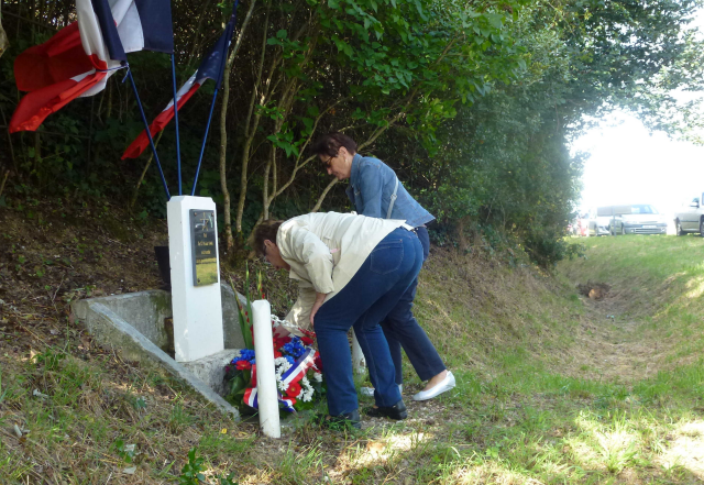 La nièce et le neveu d'Antoine Barutti déposent une gerbe en l'honneur de leur oncle - Cérémonie de 2019