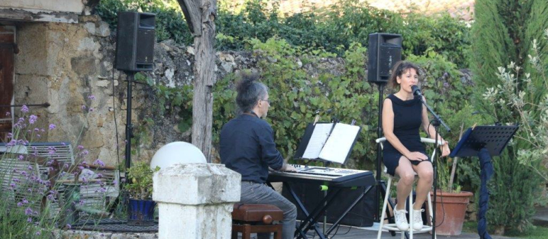 Plumes, paillettes, strass, le cabaret débarque sur les quais de la Baïse