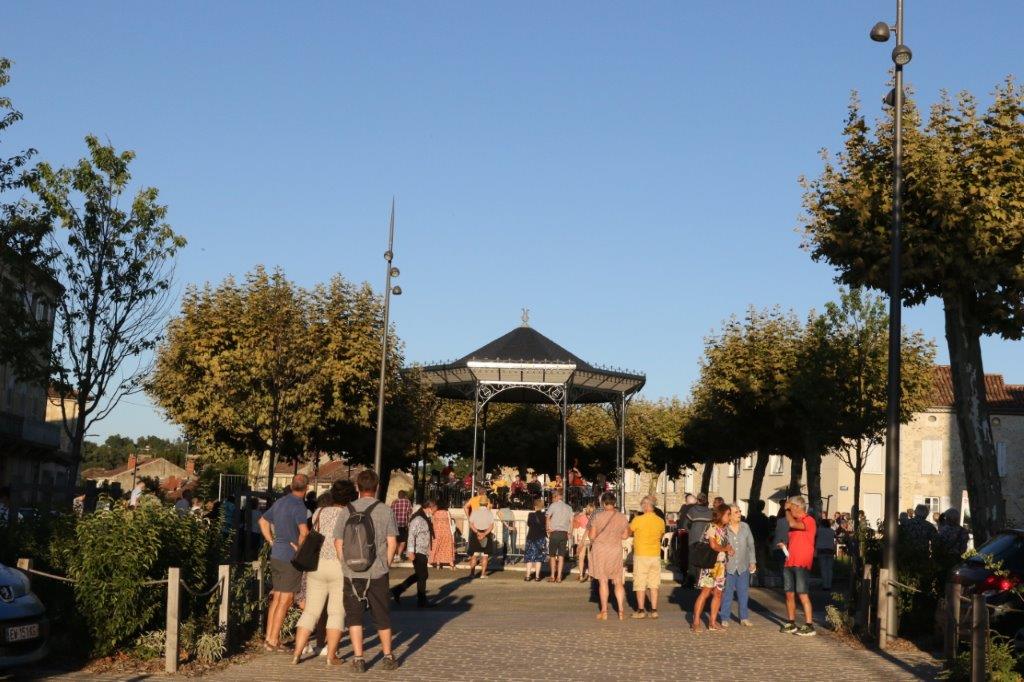 Le kiosque redevenu un lieu attractif - Photo Marc Le Saux