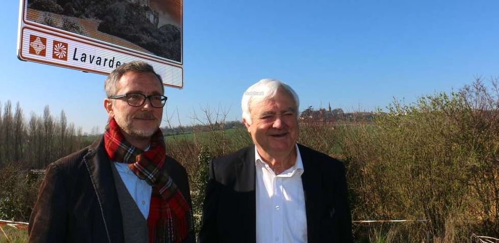 José-Louis Pereira, directeur du CDT 32 et Robert Perrussan au pied d'un site touristique. Photo DR.