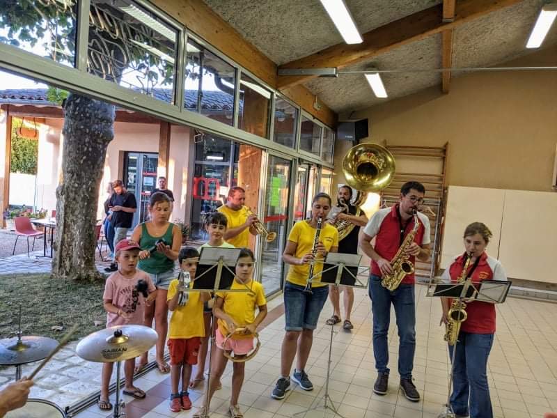 la bandas "les Illuminés" avec les jeunes enfants du village.