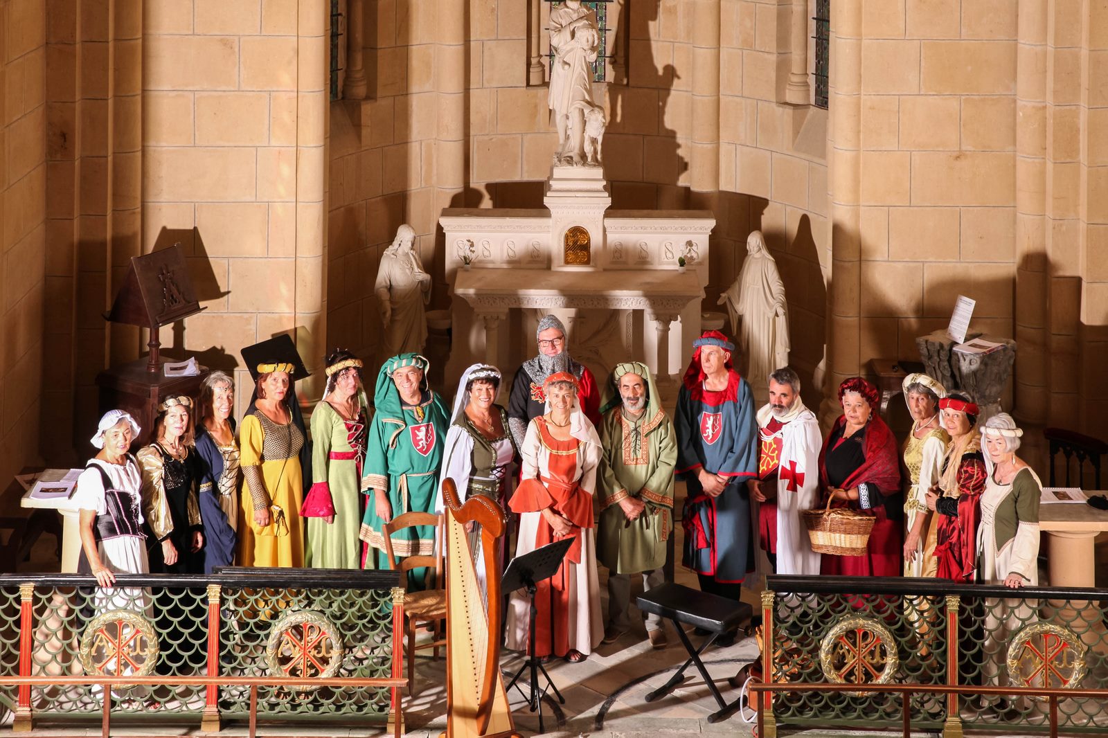 Les chanteurs dans le chœur de la chapelle, devant la statue du saint martyr.