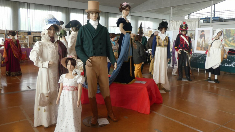 Neuvième Salon des Antiquaires avec une expo de costumes anciens