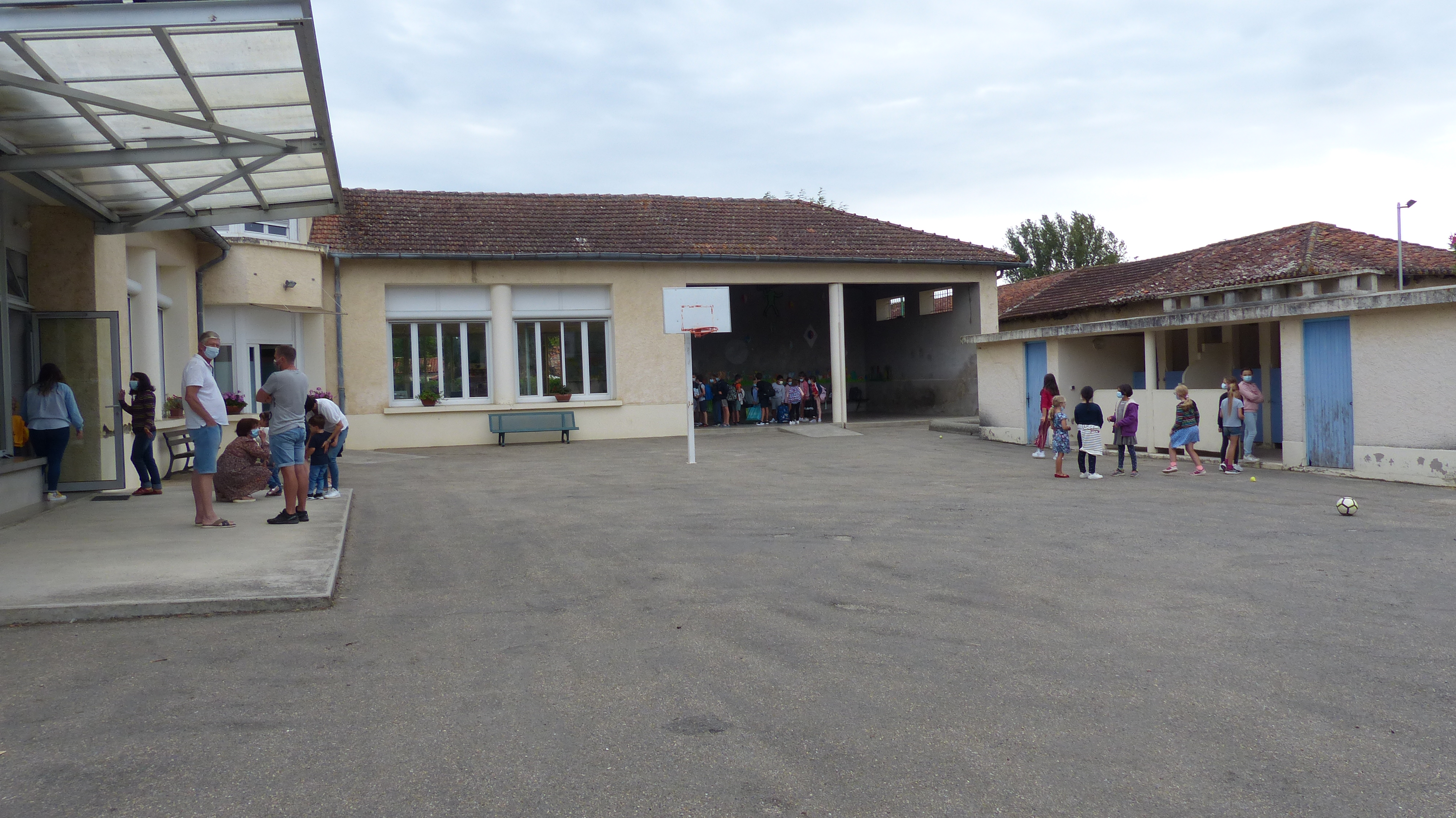 Une belle cour de récréation pour les 45 élèves