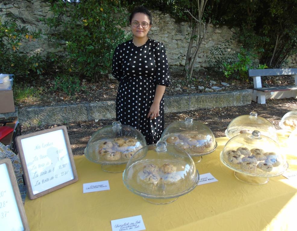 Emilie , "Le Labo " nouvellement installé à Duran , propose sa pâtisserie.JPG