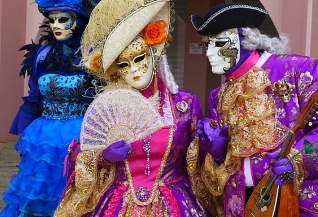 Beaux masques vénitiens lors des déambulations à Fleurance
