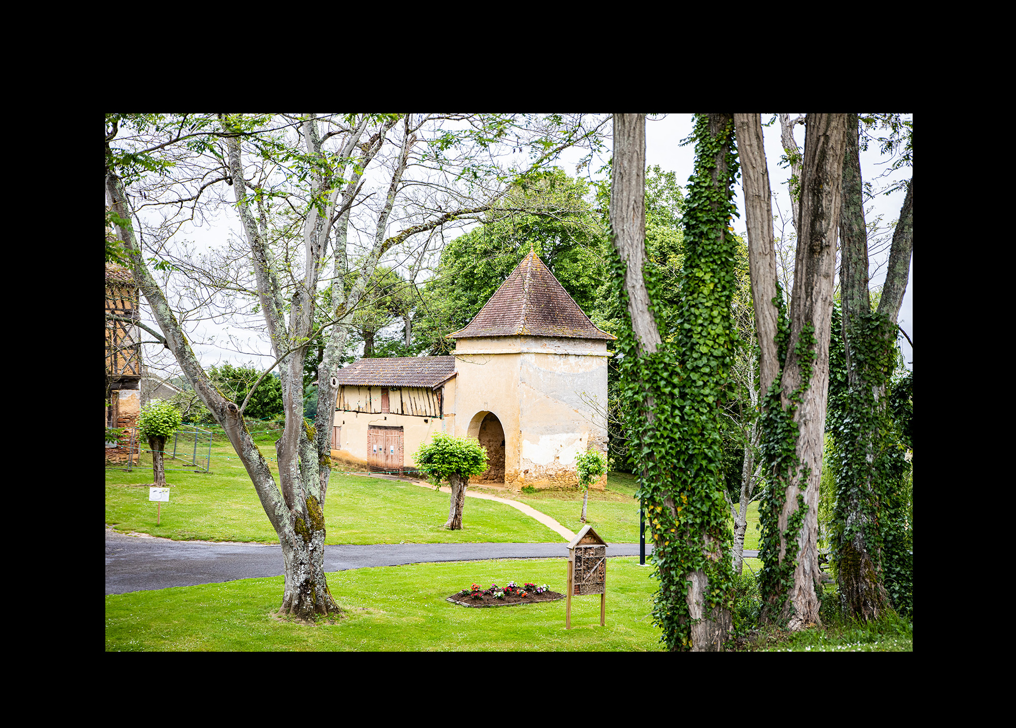 1 Tout près du Castet le bâtiment de la Manse 180521.jpg