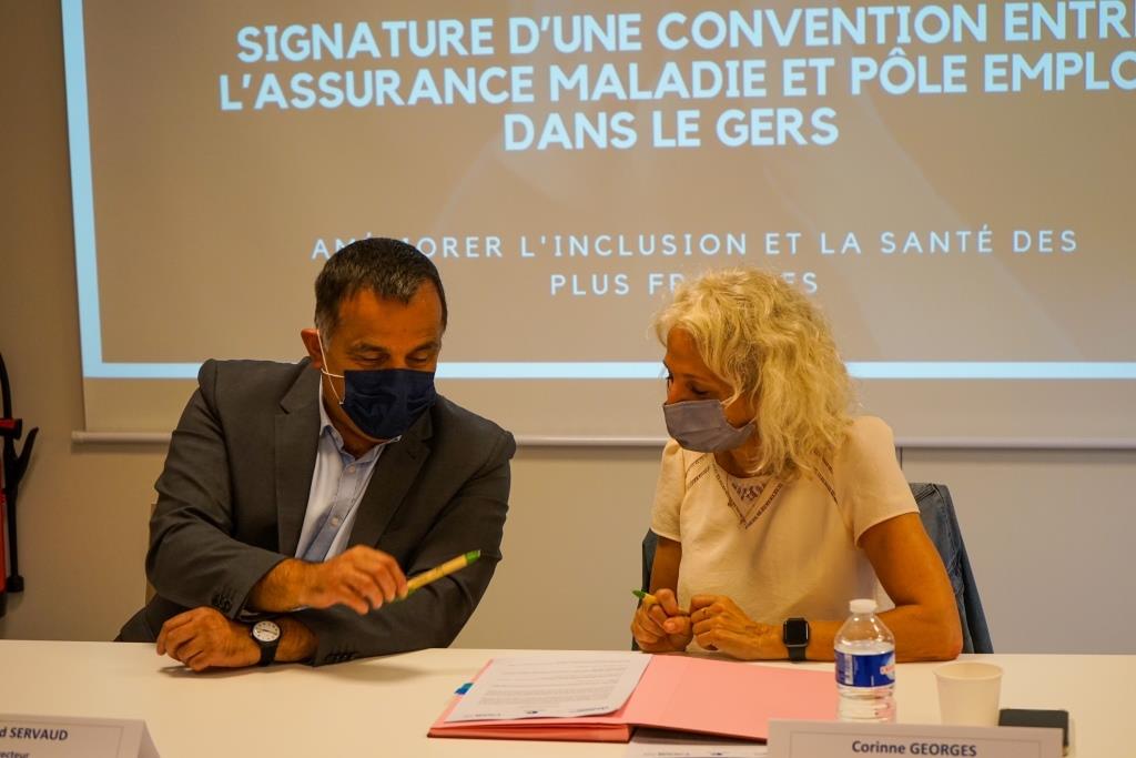 Bernard Servaud, directeur de la CPAM et Catherine  Guilbaudeau  signent la convention