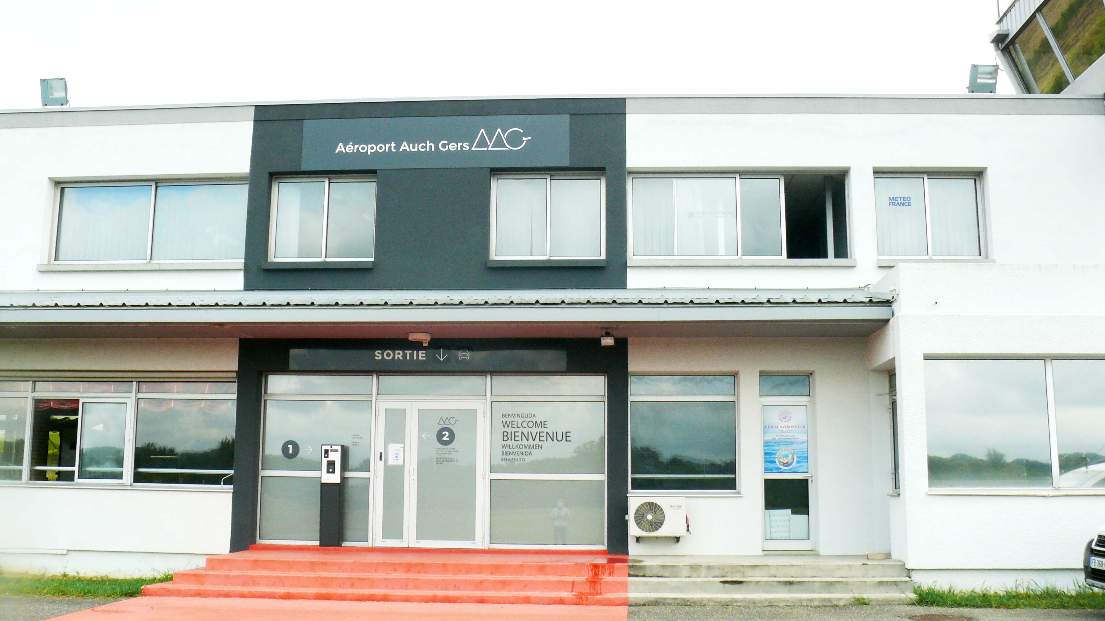 Entrée de l'aéroport côté pistes.