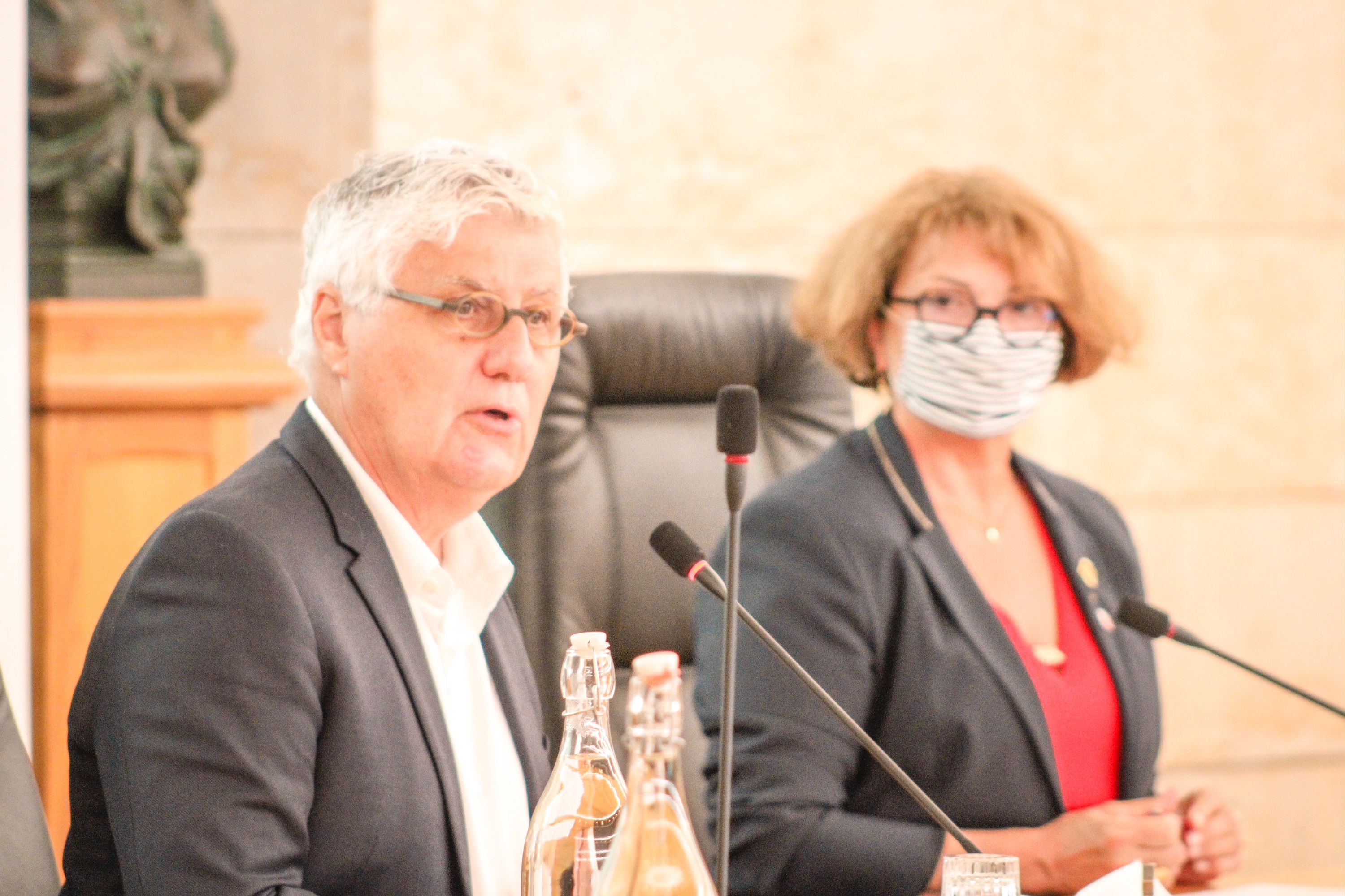 Philippe Martin et Chantal Dejean Dupèbe ont ouvert la séance.