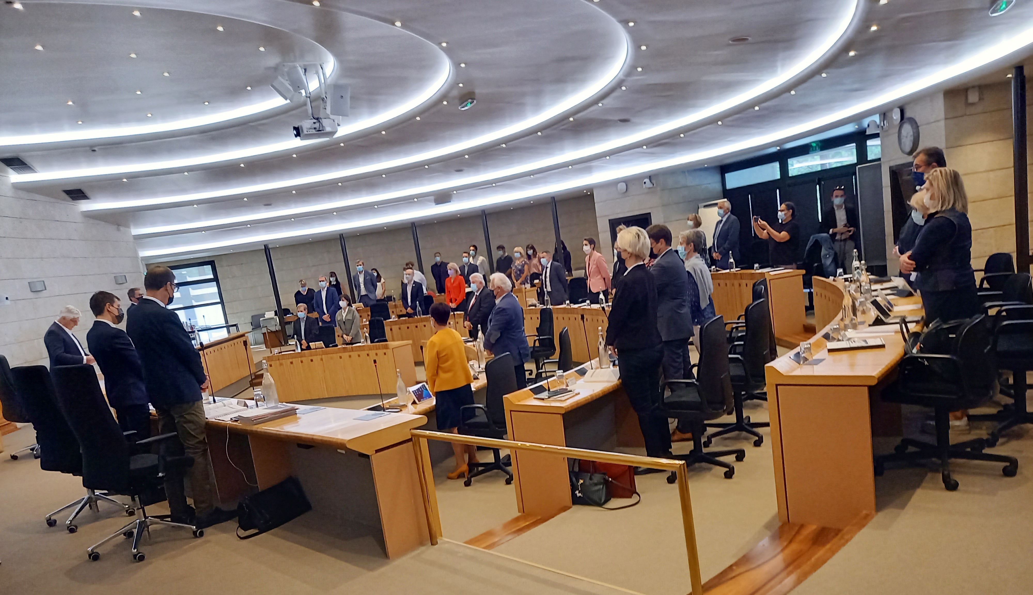 Minute de silence en hommage à Robert Perrussan et Alain Sorbadère.