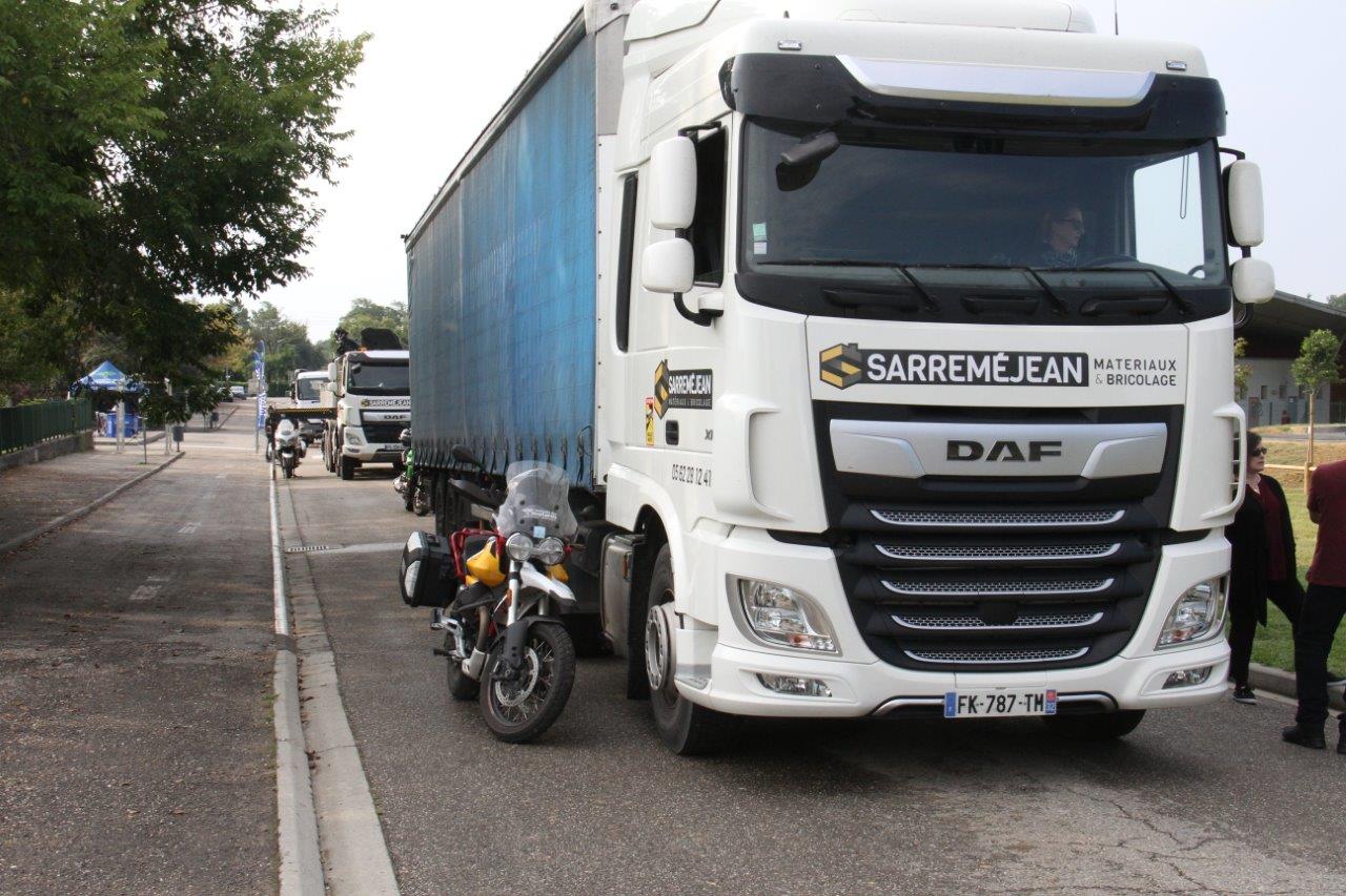 Bien petite, la moto à côté du poids-lourd - Photo Marc Le Saux