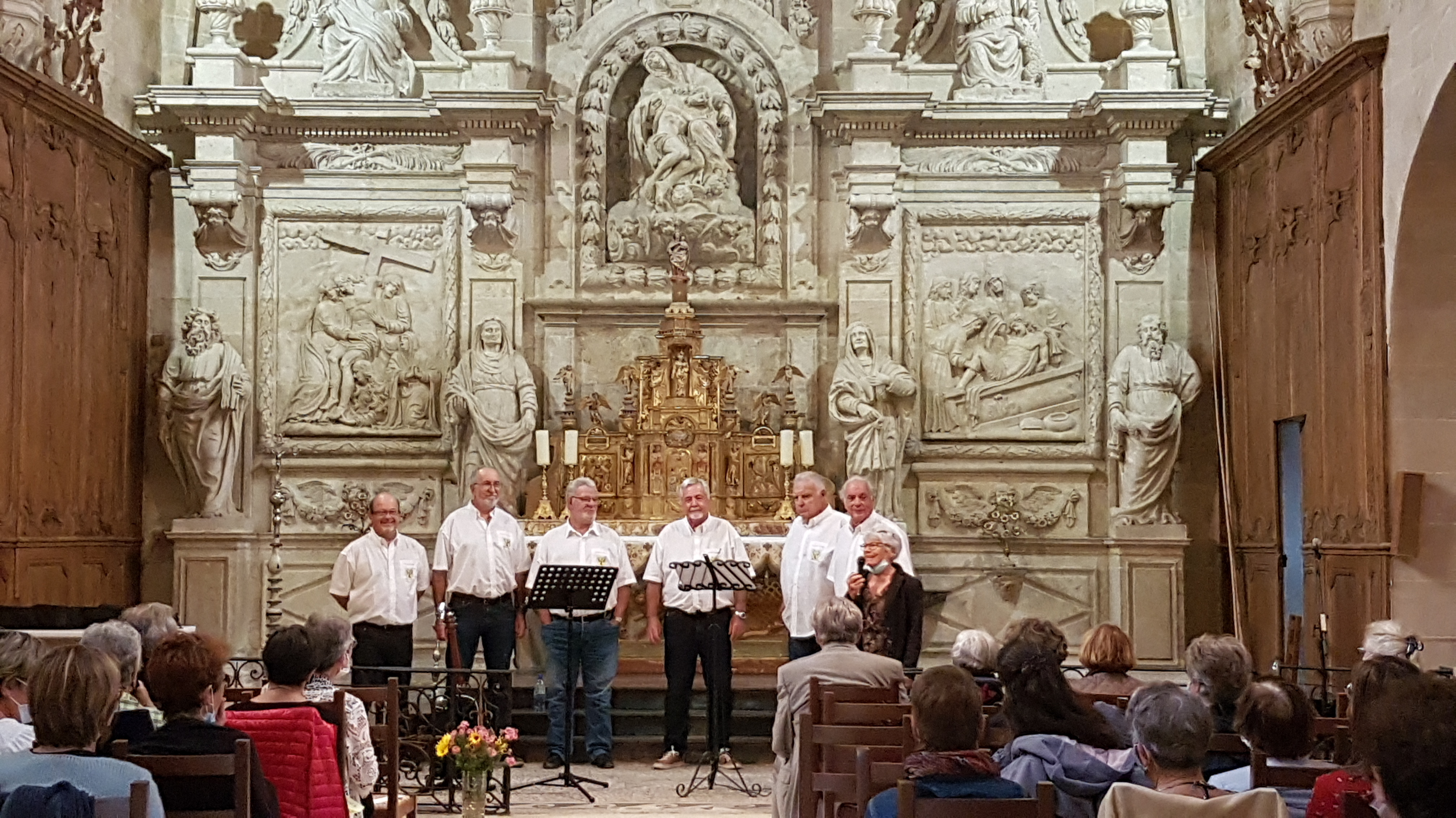 "Le chœur de Nauxion" devant l'autel de Notre Dame de Pitié