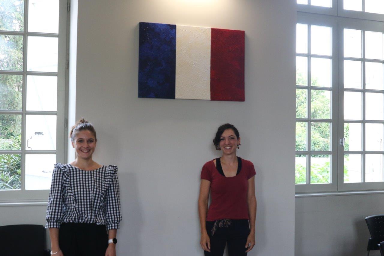 Charlotte Fernandez et Céline Lanau devant le tableau à sa place définitive - Photo Marc Le Saux