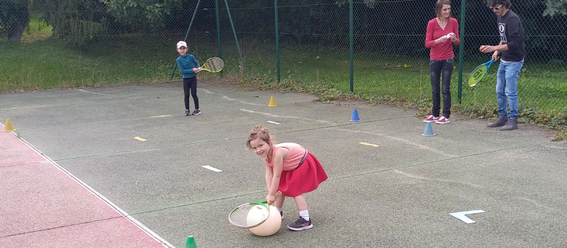 Initiation au tennis.