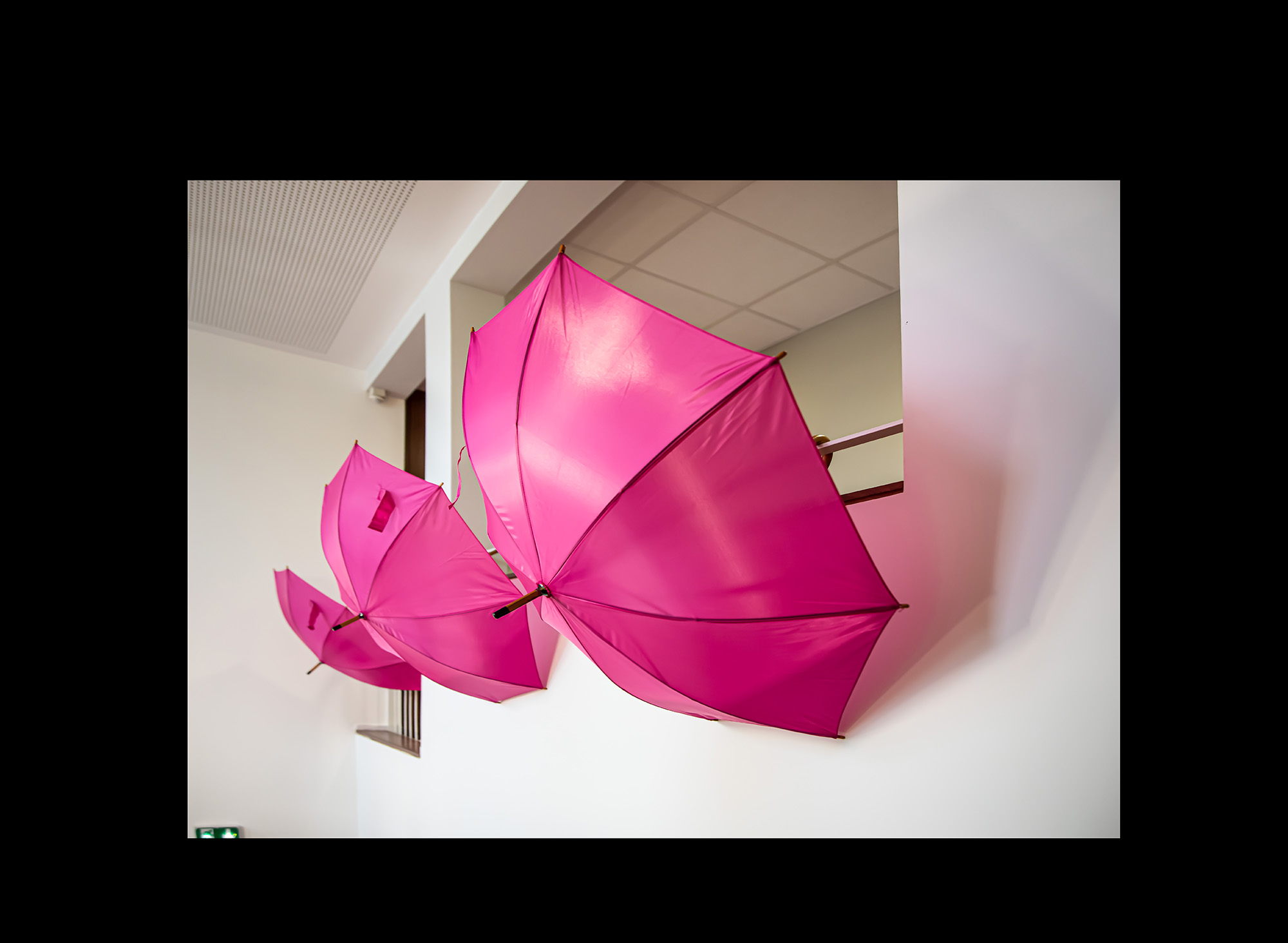 00 Parapluies roses escalier maison de santé 1bis 041021.jpg