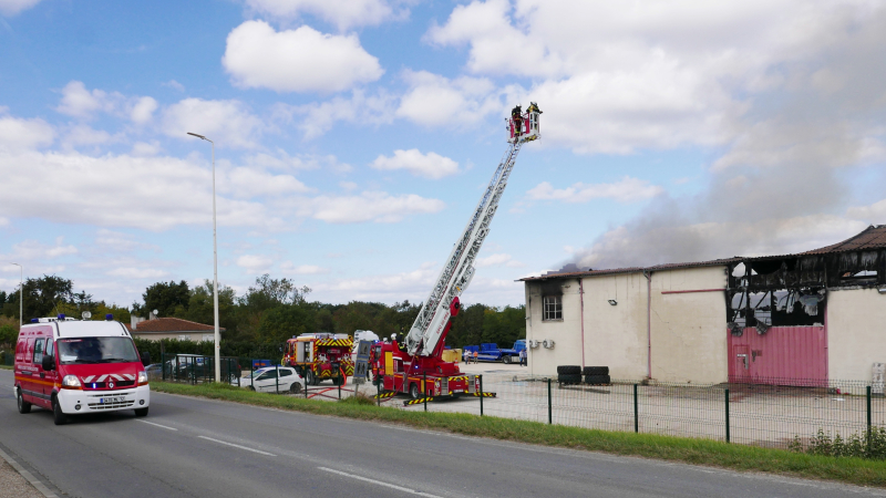 Un violent incendie détruit les locaux de l'entreprise Barrère
