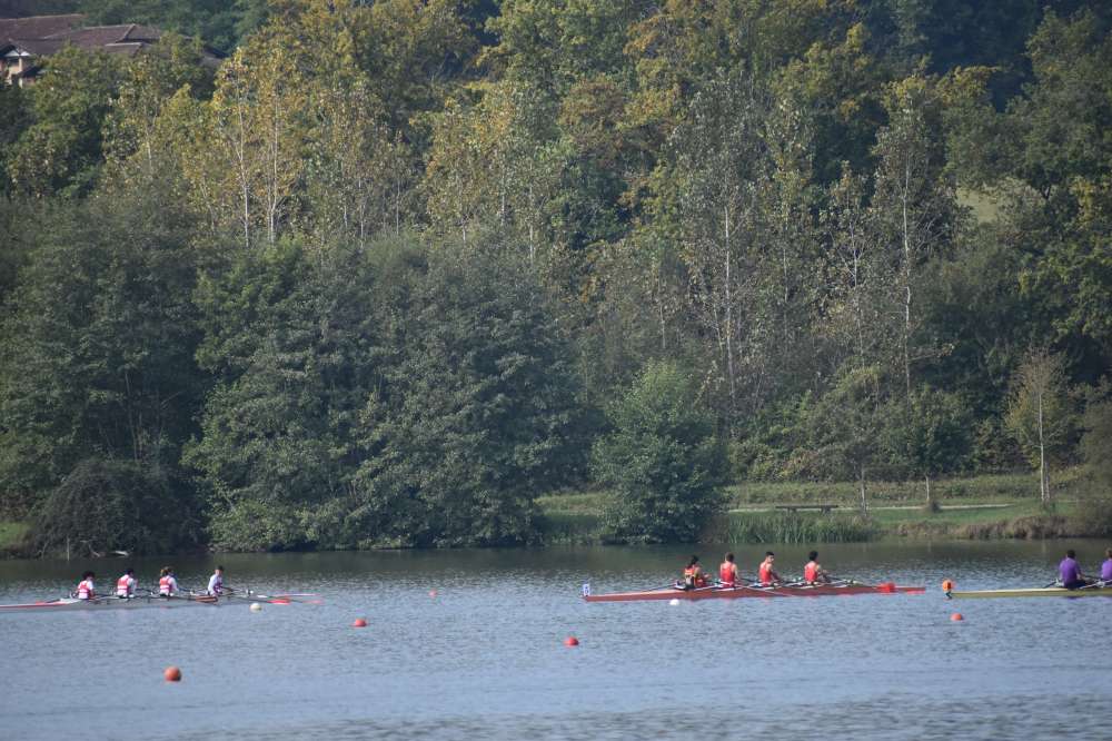 Des bateaux courts sur le lac de l'Uby